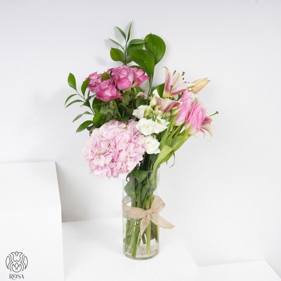فازة الحب الوردية: مجموعة ساحرة من تدرجات الورود 